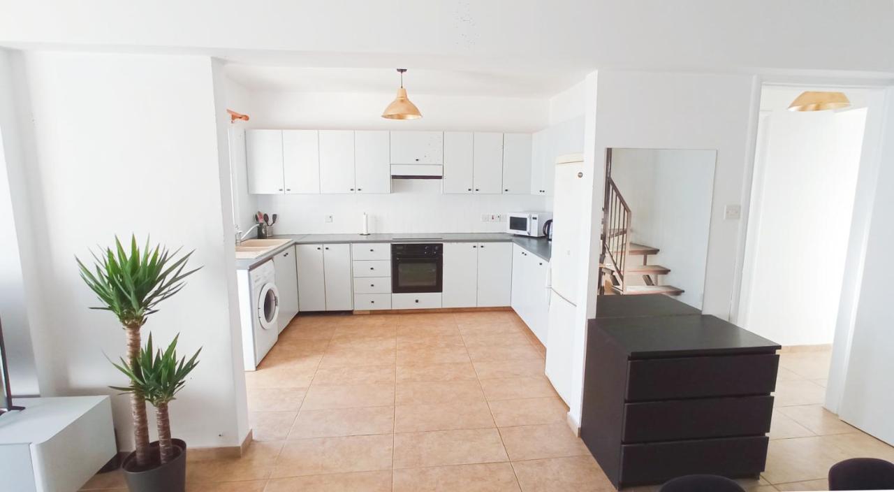 Luxury Private Rooms -Sea View, Netflix, Gym- 5 Min From Beach! - Private Room In Shared Apartment Larnaca Esterno foto