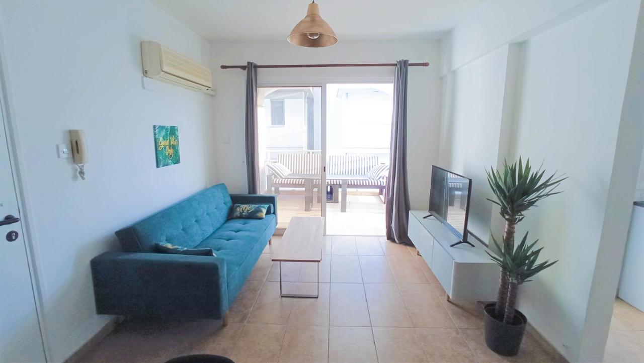 Luxury Private Rooms -Sea View, Netflix, Gym- 5 Min From Beach! - Private Room In Shared Apartment Larnaca Esterno foto