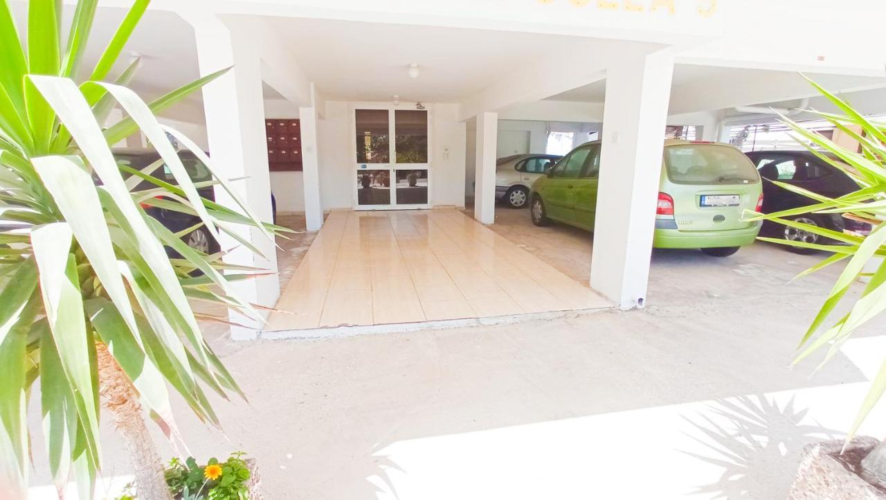 Luxury Private Rooms -Sea View, Netflix, Gym- 5 Min From Beach! - Private Room In Shared Apartment Larnaca Esterno foto