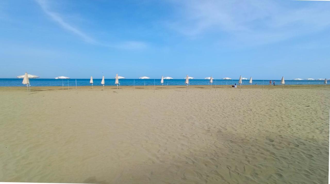 Luxury Private Rooms -Sea View, Netflix, Gym- 5 Min From Beach! - Private Room In Shared Apartment Larnaca Esterno foto