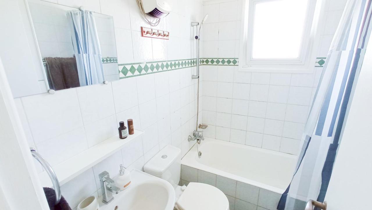 Luxury Private Rooms -Sea View, Netflix, Gym- 5 Min From Beach! - Private Room In Shared Apartment Larnaca Esterno foto