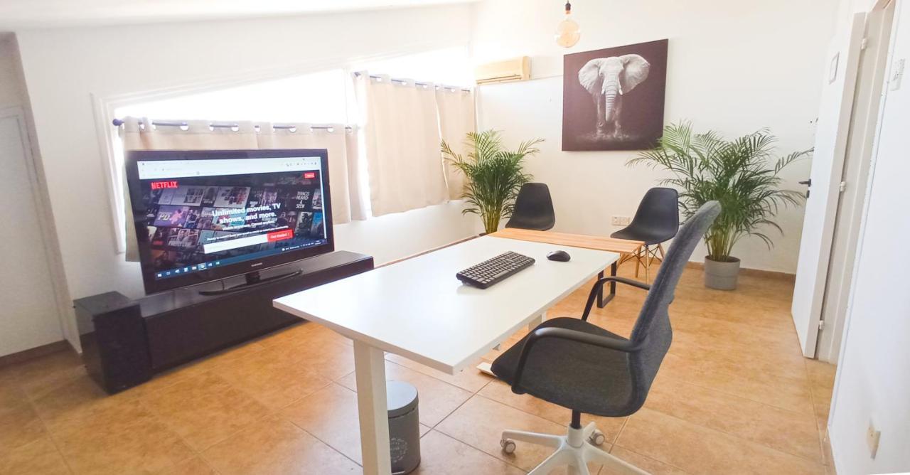 Luxury Private Rooms -Sea View, Netflix, Gym- 5 Min From Beach! - Private Room In Shared Apartment Larnaca Esterno foto