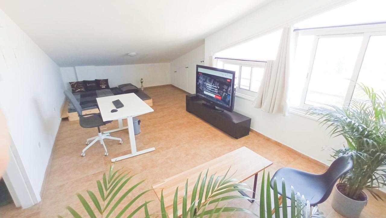Luxury Private Rooms -Sea View, Netflix, Gym- 5 Min From Beach! - Private Room In Shared Apartment Larnaca Esterno foto